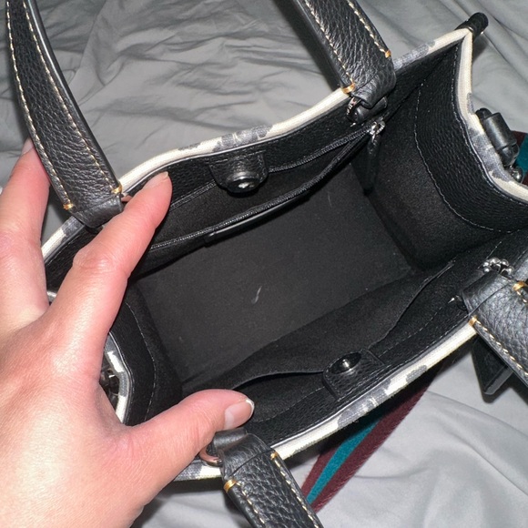 Coach Dempsey Tote 22 With Houndstooth Print And Patch - Picture 4 of 5